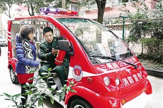 集灭火和消防宣传功能为一身的电动消防车亮相上海社区