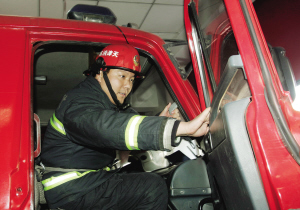 全国各地消防员大部分在消防车上过年