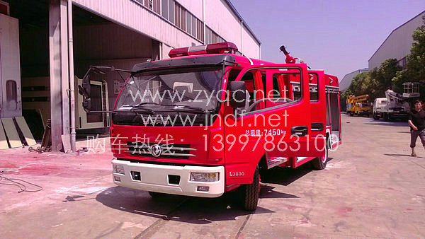 东风多利卡3.5吨水罐消防车前脸侧视图