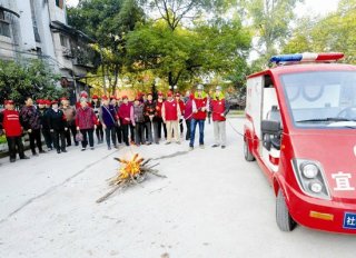 迷你消防车开进小区宣传＂119消防宣传日＂