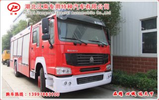 山西临汾消防车客户在我厂采购2台豪沃8吨泡沫消防车