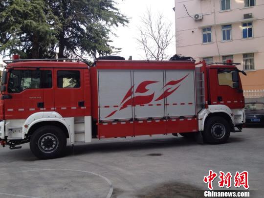 南京市“双头消防车”亮相不用掉头可进退（图）