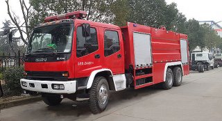 青海某企业在我厂订购的五十铃12吨水罐消防车出厂
