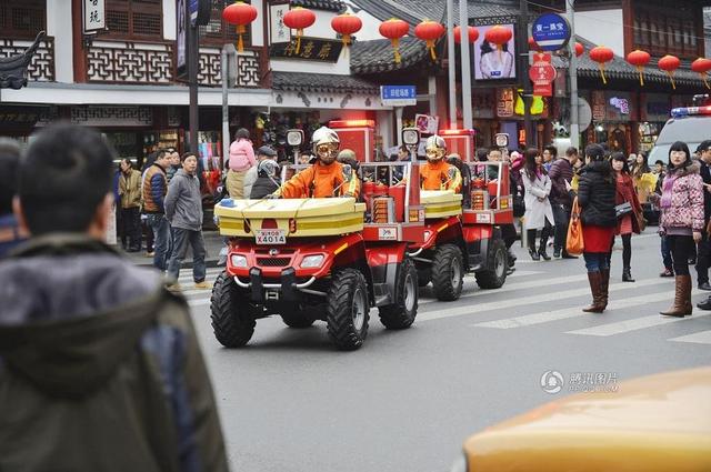 上海摩托消防车巡逻城隍庙 造型拉风引围观(图)