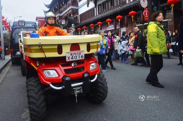 上海摩托消防车巡逻城隍庙 造型拉风引围观(图)