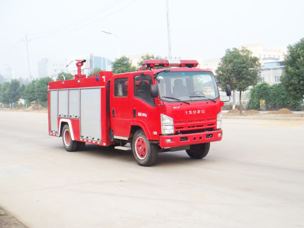 采用五十铃700P系列底盘生产的消防车