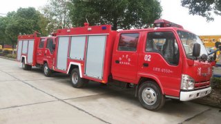 黄土岗村在我厂订购的2辆五十铃2吨水罐消防车准备发车