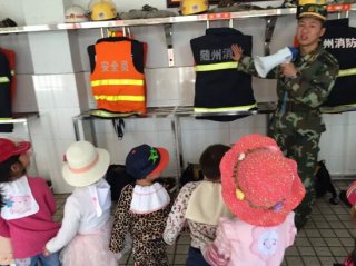 湖北省实验幼儿园小朋友到随州消防队参观消防车