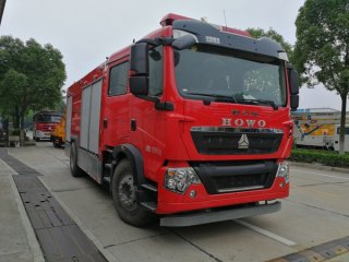 采用德国MAN技术的重汽5吨水罐消防车技术参数