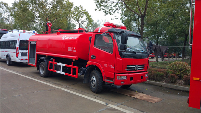 东风多利卡6.8吨简易消防车图