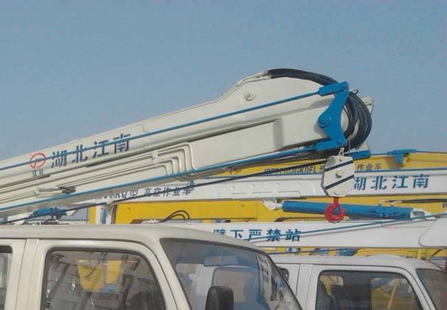 东风曲臂式高空作业车_作业高度13.5米_报价21.8-22.8万元_图片二