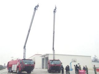 美国“豪士科”曲臂高喷消防车进入青岛机场