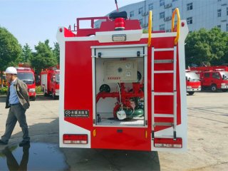 安徽一公司客户来厂验收东风4吨泡沫消防车
